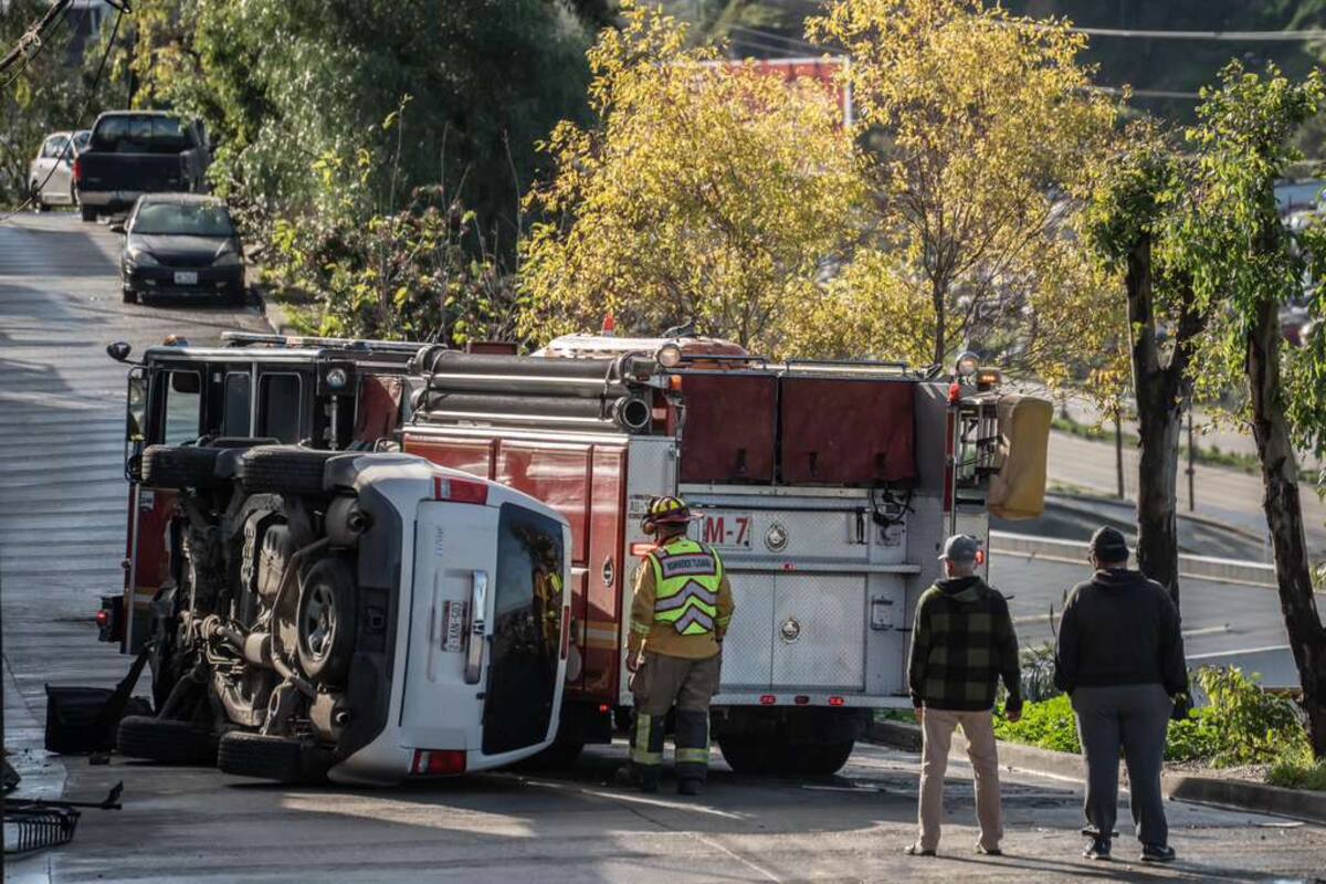 Vuelca vehículo en colonia Obrera, no se reportan lesionados