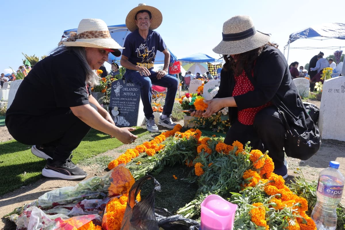 Los visitantes decoraron las tumbas con flores de cempasúchil y música de mariachis para recordar a sus seres queridos. Foto: Sergio Ortiz