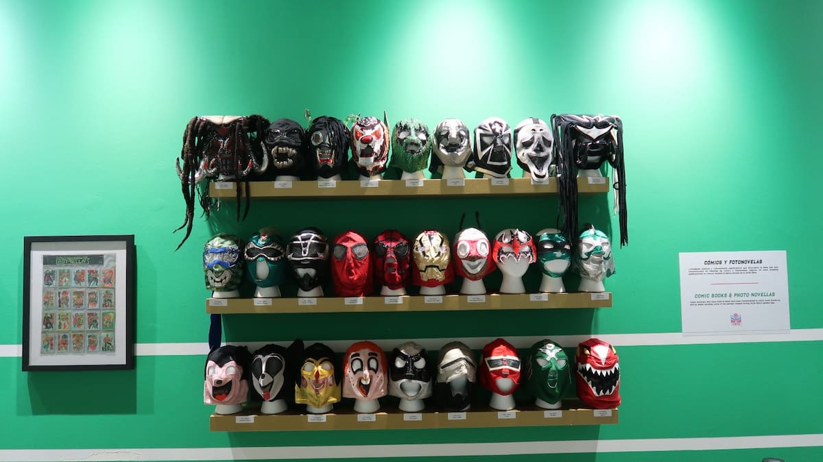 Decenas de máscaras, y hasta trajes completos de famosos luchadores y más, se encuentran en esta exhibición. Foto: Ana Gómez Salcido