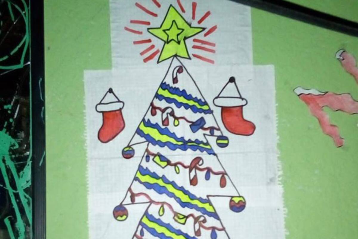 A falta de dinero, pequeño tijuanense pinta árbol de Navidad en su casa
