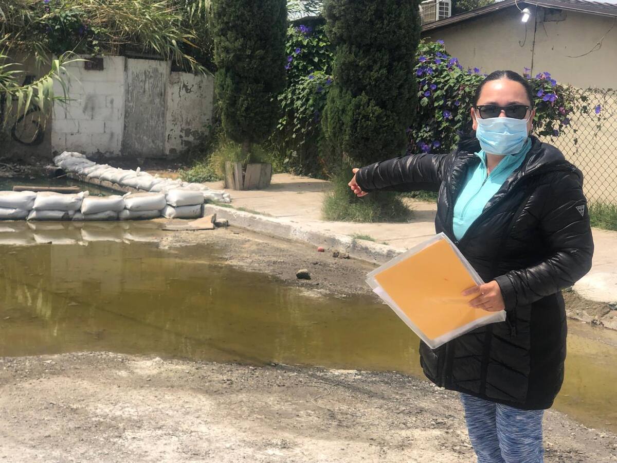 Los habitantes de la calle Agustín Castro han denunciado olores fétidos y contaminación por derrame de aguas negras.