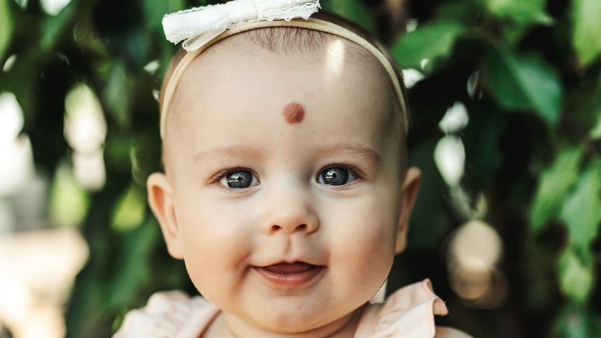 ¿Qué significa la mancha roja en el rostro de un bebé y cuándo debe revisarla un médico? | Foto: Grok