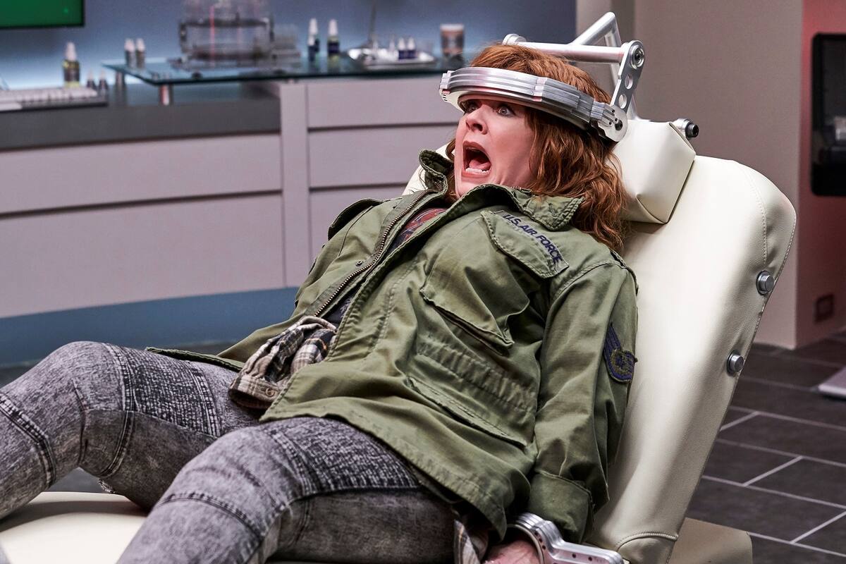 Fotograma cedido hoy por Netflix donde aparece la actriz Melissa McCarthy como Lydia Berman, durante una escena de la comedia "Thunder Force" que se estrena el viernes. EFE/Netlfix /Hopper Stone