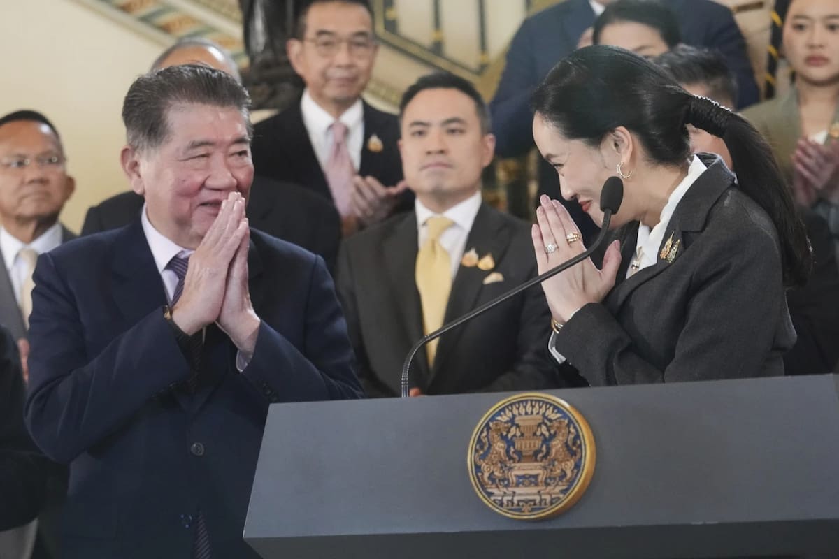 La primera ministra destituida de Tailandia, Paetongtarn Shinawatra (derecha), hace un gesto al primer ministro interino, Phumtham Wechayachai, durante una conferencia de prensa tras su destitución, en Bangkok, Tailandia, el viernes 29 de agosto de 2025. | Crédito: AP/Sakchai Lalit