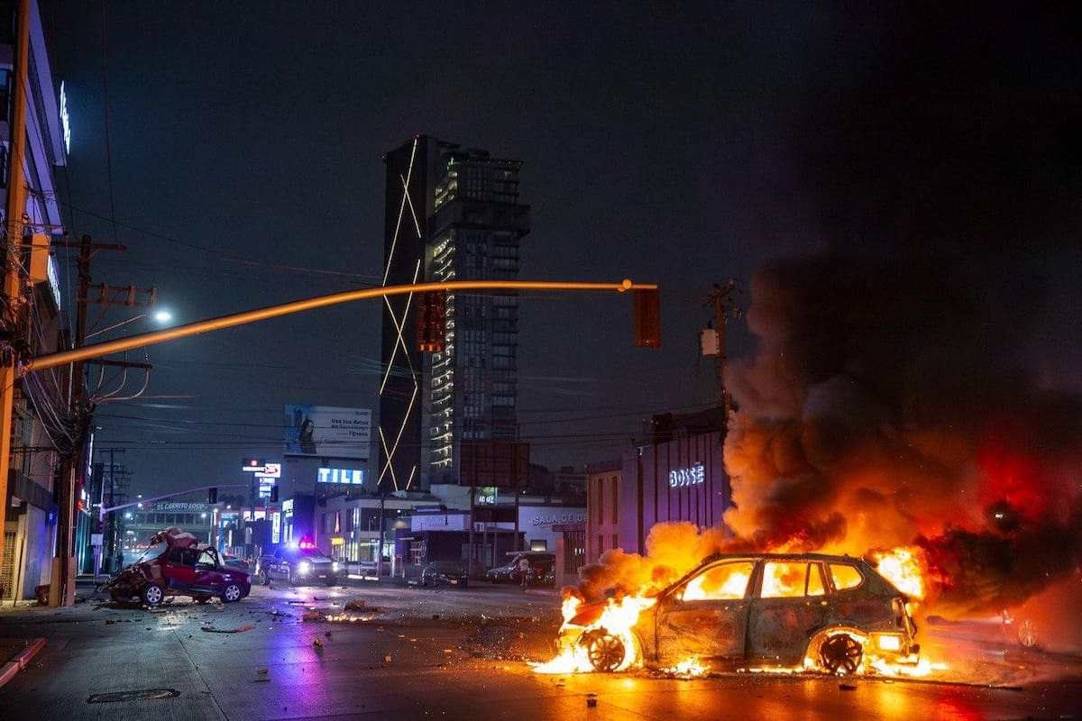 BMW se incendia tras choque en bulevar Salinas de Tijuana