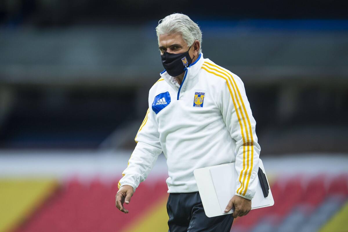 IMÁGENES: 'Tuca' Ferretti recibe su primera dosis de vacuna contra Covid-19