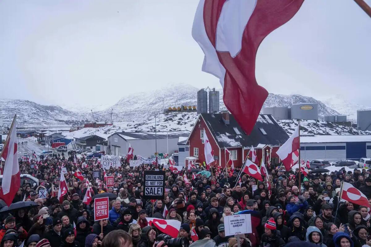 Personas protestan contra la política de Trump hacia Groenlandia frente al consulado estadounidense en Nuuk, Groenlandia, el sábado 17 de enero de 2026. | Crédito: AP/Evgeniy Maloletka