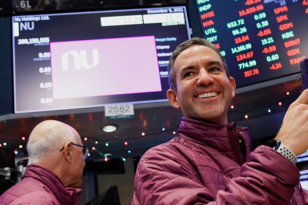Nubank niega estar en proceso de cierre después de enviar por error un mensaje a clientes en Brasil sobre una supuesta liquidación y asegura que sus operaciones continúan con normalidad