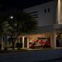 Trabajador de gasolinera es atacado a palazos por dos personas