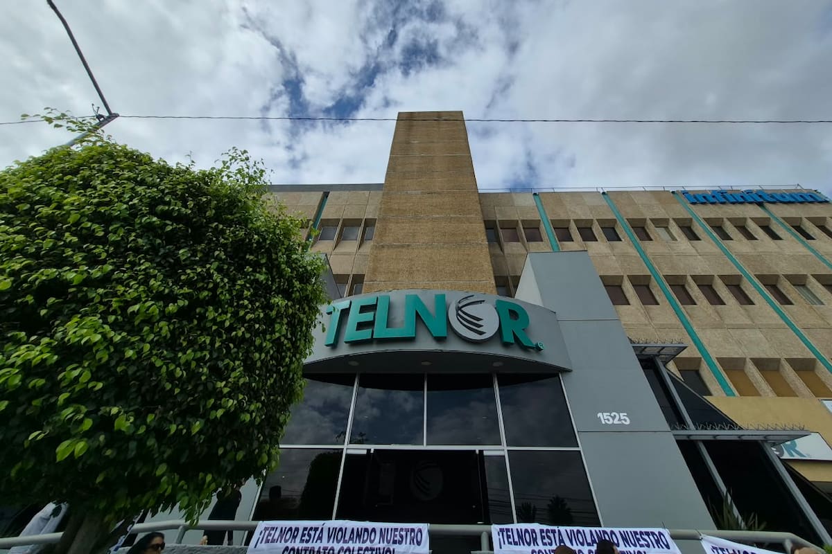 Trabajadores de Telnor protestan en Tijuana por despidos de 184 empleados