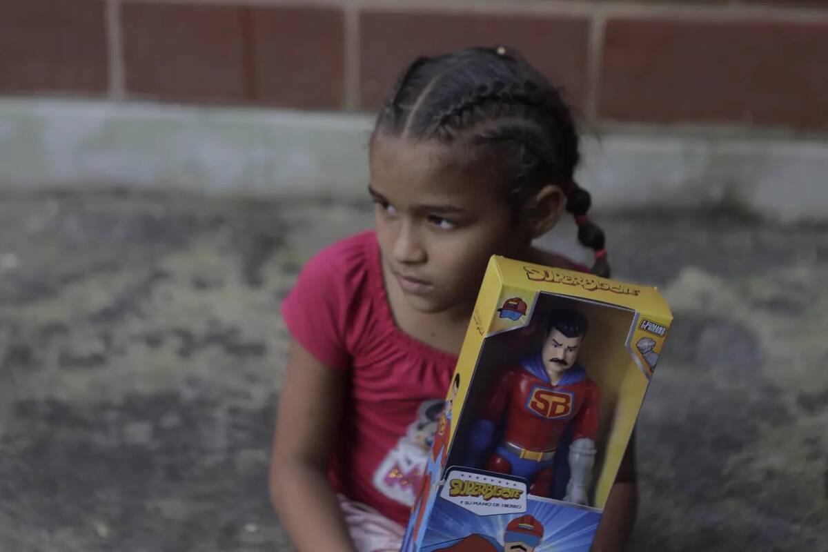Niña venezolana recibe de regalo un Superbigote, figura de héroe hecha a la imagen del presidente Nicolás Maduro. | AP