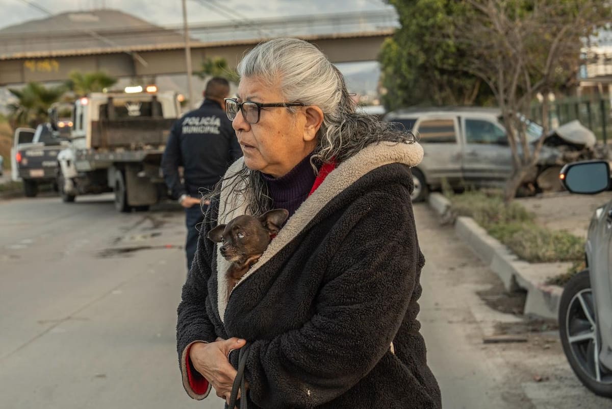 Una Nissan Frontier terminó volcada y una camioneta Mazda quedó sobre la banqueta tras impactarse contra el cerco de Mundo Divertido; no se reportaron lesionados de gravedad. Foto: Border Zoom