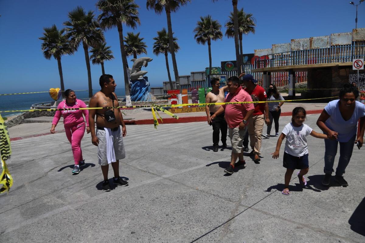 Turistas invaden Playas de Tijuana, pese a semáforo rojo