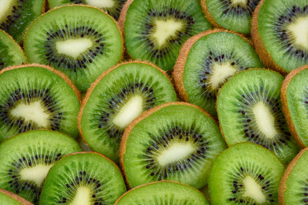 Comer kiwi podría ayudar a mejorar la salud intestinal y controlar el colesterol, según expertos