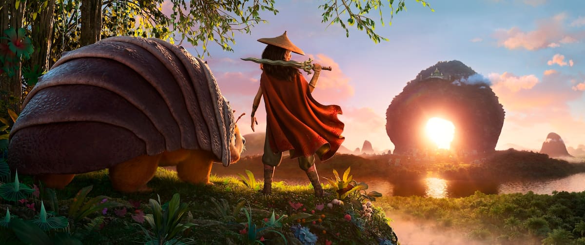El personaje animado Raya, con la voz de Kelly Marie Tran en inglés y Danna Paola en español, centro, con Tuk Tuk, con la voz de Alan Tudyk, en una escena de "Raya and the Last Dragon." (Disney+ via AP)
