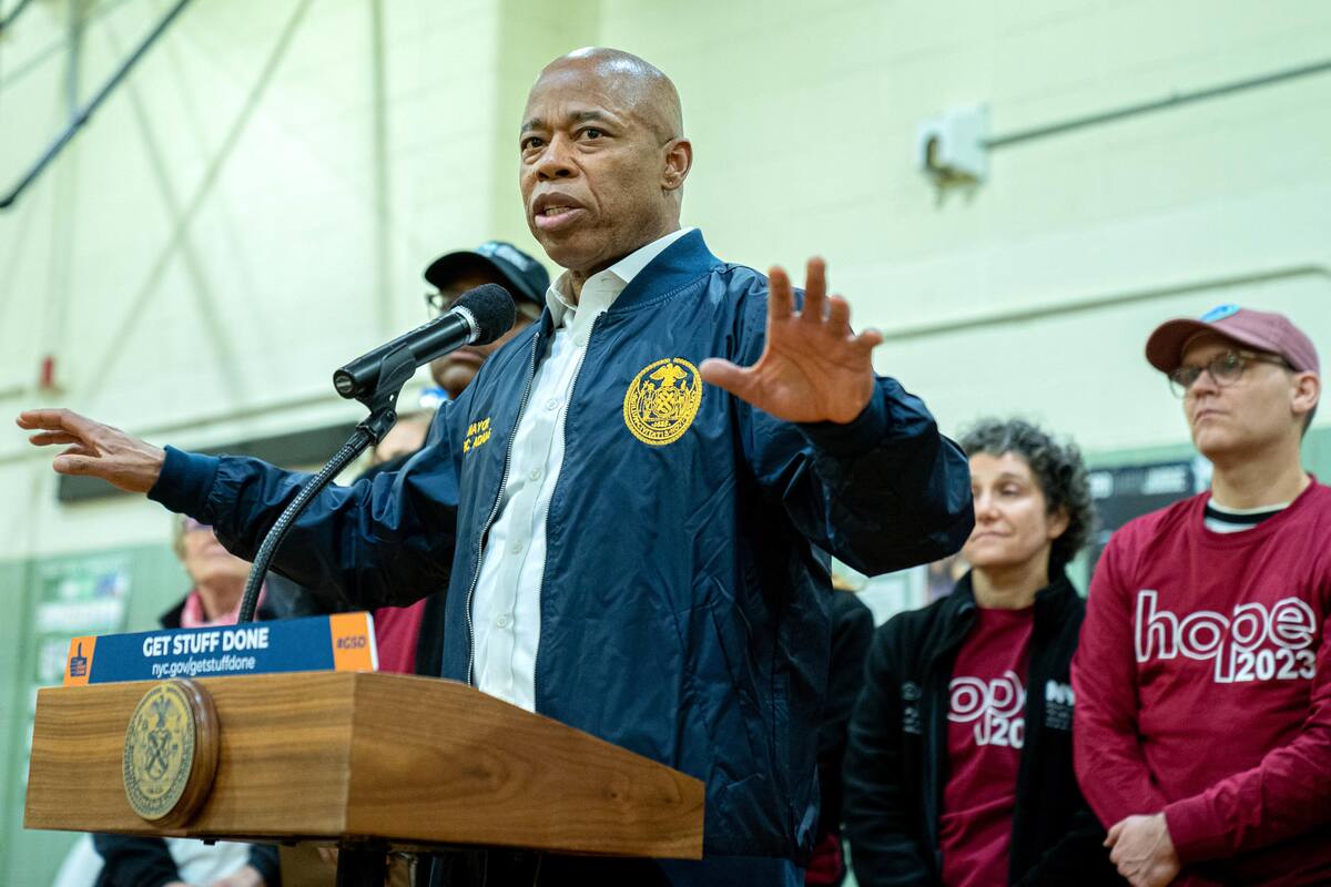 Foto de archivo del alcalde de Nueva York, Eric Adams (c). | Crédito: EFE/Ángel Colmenares