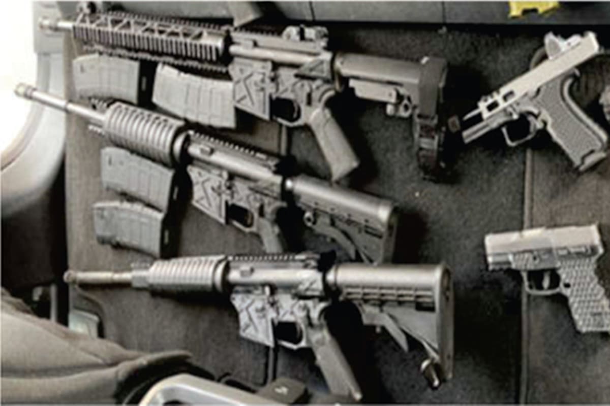 Arrestan a tres por vender ametralladoras y armas fantasma con destino a México
