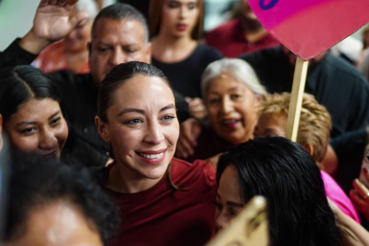 Julieta Ramírez es recibida por simpatizantes al llegar al Aeropuerto de Mexicali