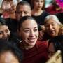 Julieta Ramírez es recibida por simpatizantes al llegar al Aeropuerto de Mexicali
