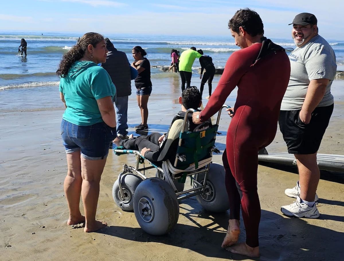 A los menores se les proporciona el equipo adecuado para ingresar al mar.