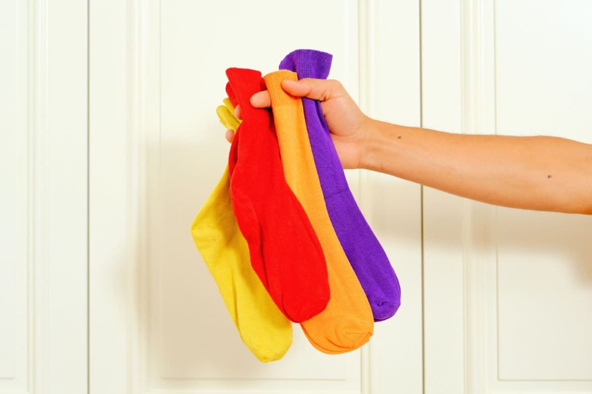 Antes de desechar tus calcetines viejos, conoce 3 formas DIY de reutilizarlos en casa que te ayudan a ahorrar, organizar espacios y darles una segunda vida
