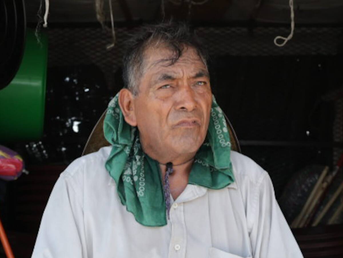 Gregorio Martínez, vendedor ambulante en Mexicali, protegiéndose del calor con un sombrero y un pañuelo mientras ofrece sus productos bajo el sol abrasador.