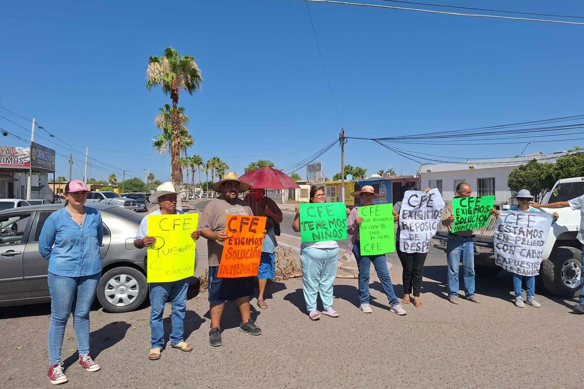 Por falta de luz, vecinos de Urbi Villa cierran calle