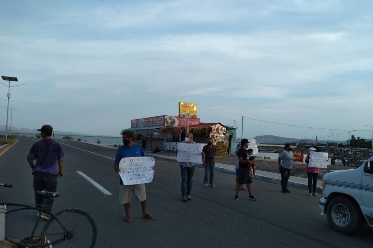 Pescadores bloquean carretera en Empalme