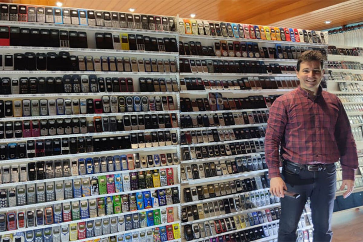 La colección más grande del mundo de celulares tiene más de 3 mil