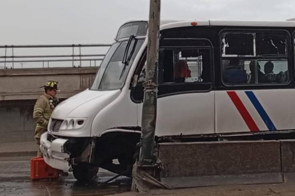 Camión de transporte de personal se estrella contra un muro de contención