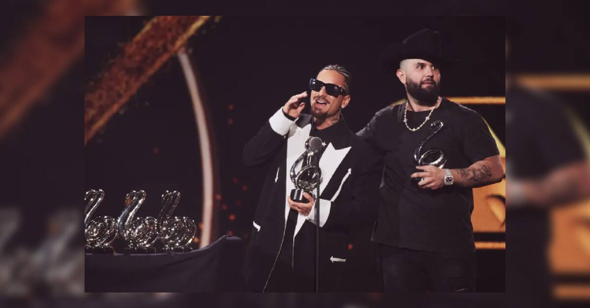 Carin León y Maluma en la entrega de los premios Lo Nuestro 2024.
Foto de: Televisa Univisión.