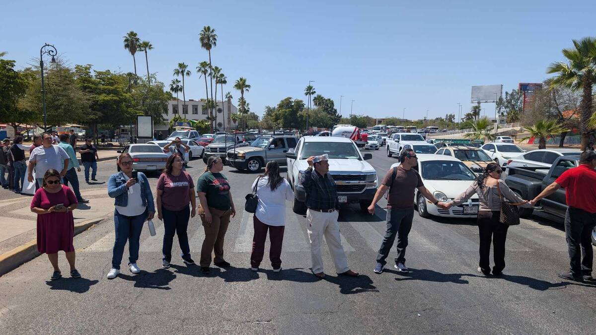 Sindicato de la UNISON bloquea calles en protesta por falta de avances en negociaciones
Foto: Julián Ortega.