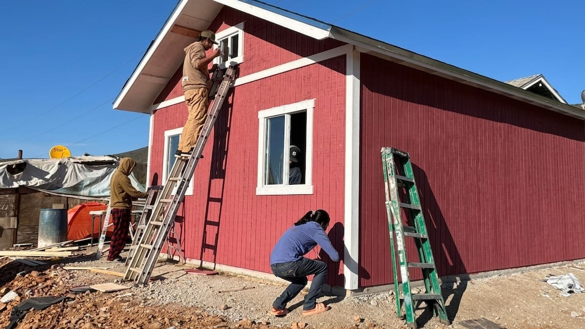 Cada vez más familias en Estados Unidos comienzan a importar casas completas desde China para ahorrar miles de dólares ante el aumento histórico en los costos de construcción y vivienda