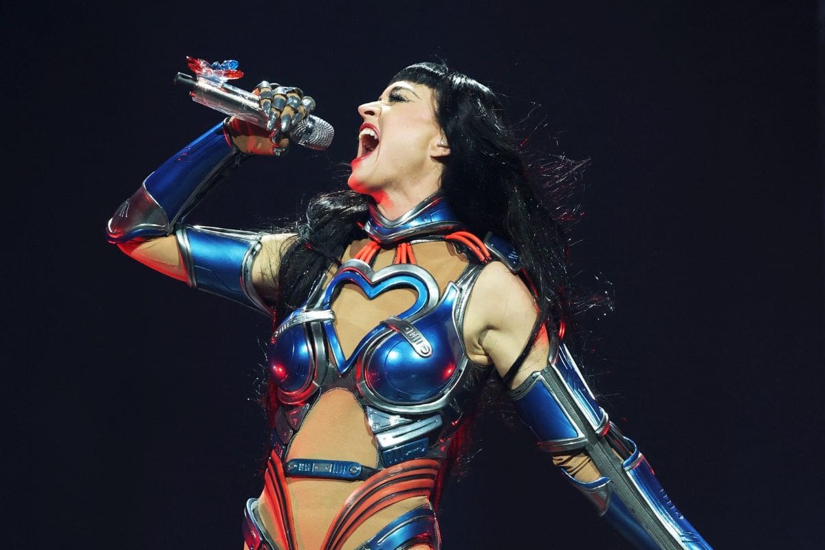 Katy Perry sufre descarga eléctrica en pleno show aéreo