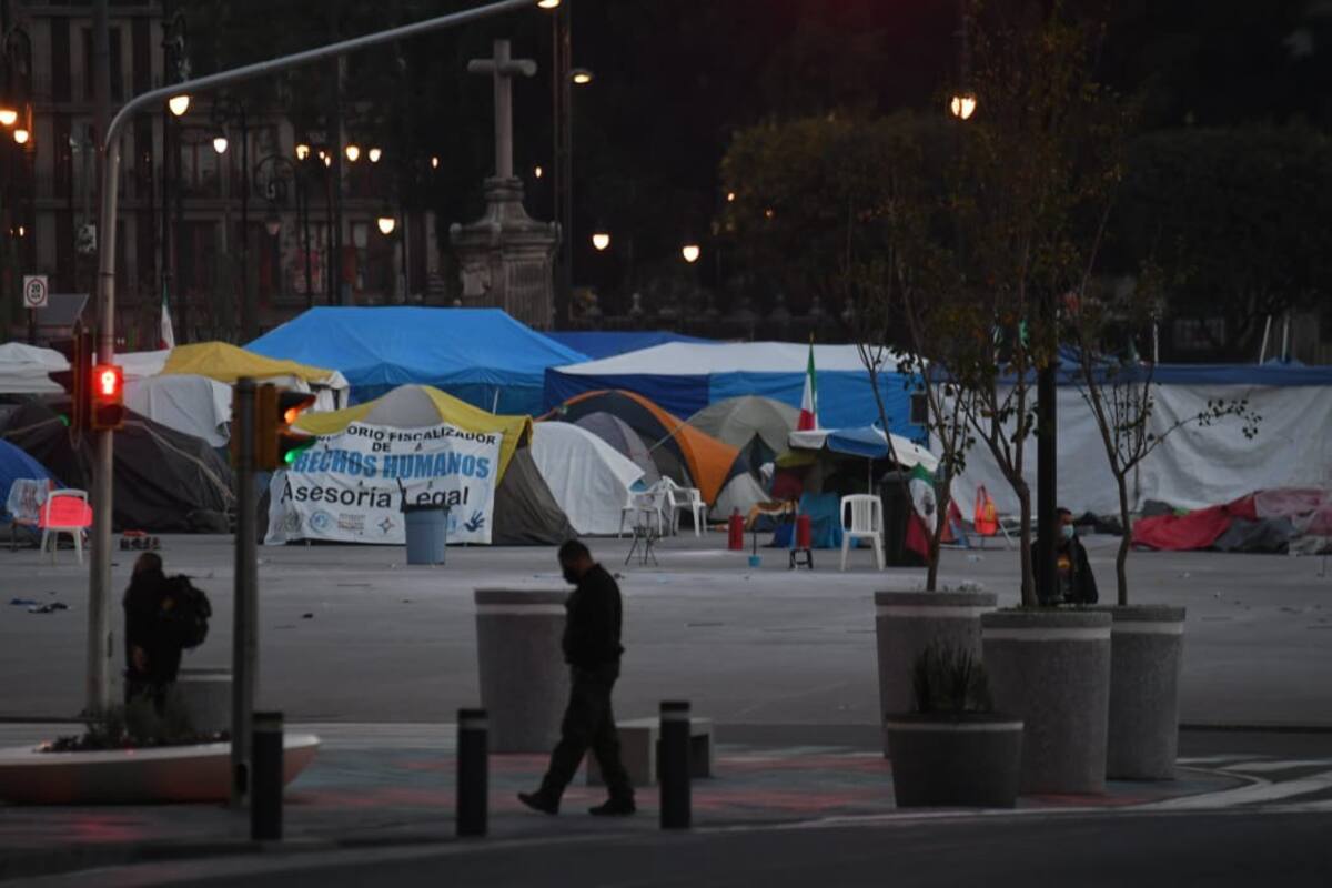 Retiran casas de acampar de Frenaaa de la plancha del Zócalo