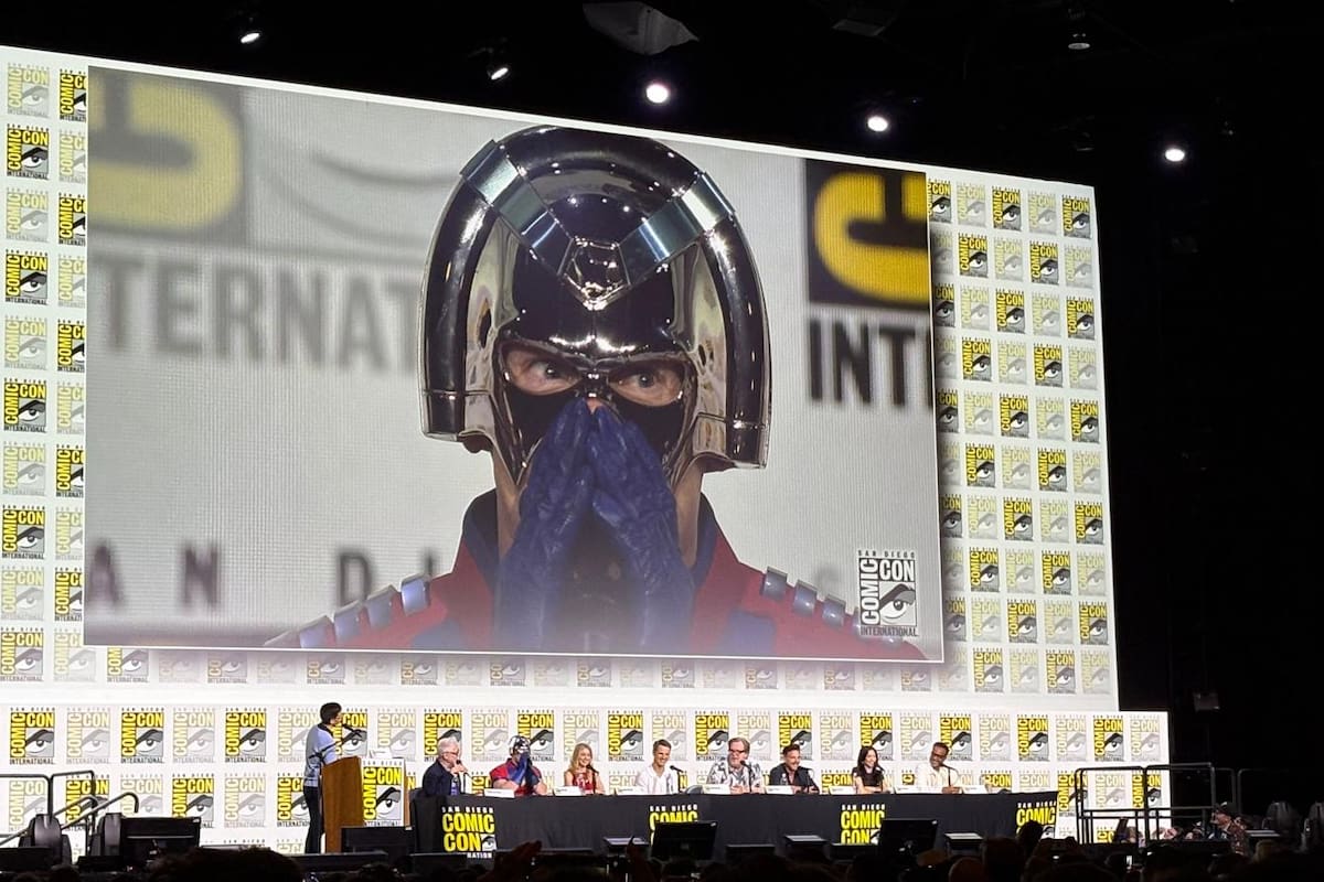John Cena llega disfrazado como “Peacemaker” a panel de Comic Con