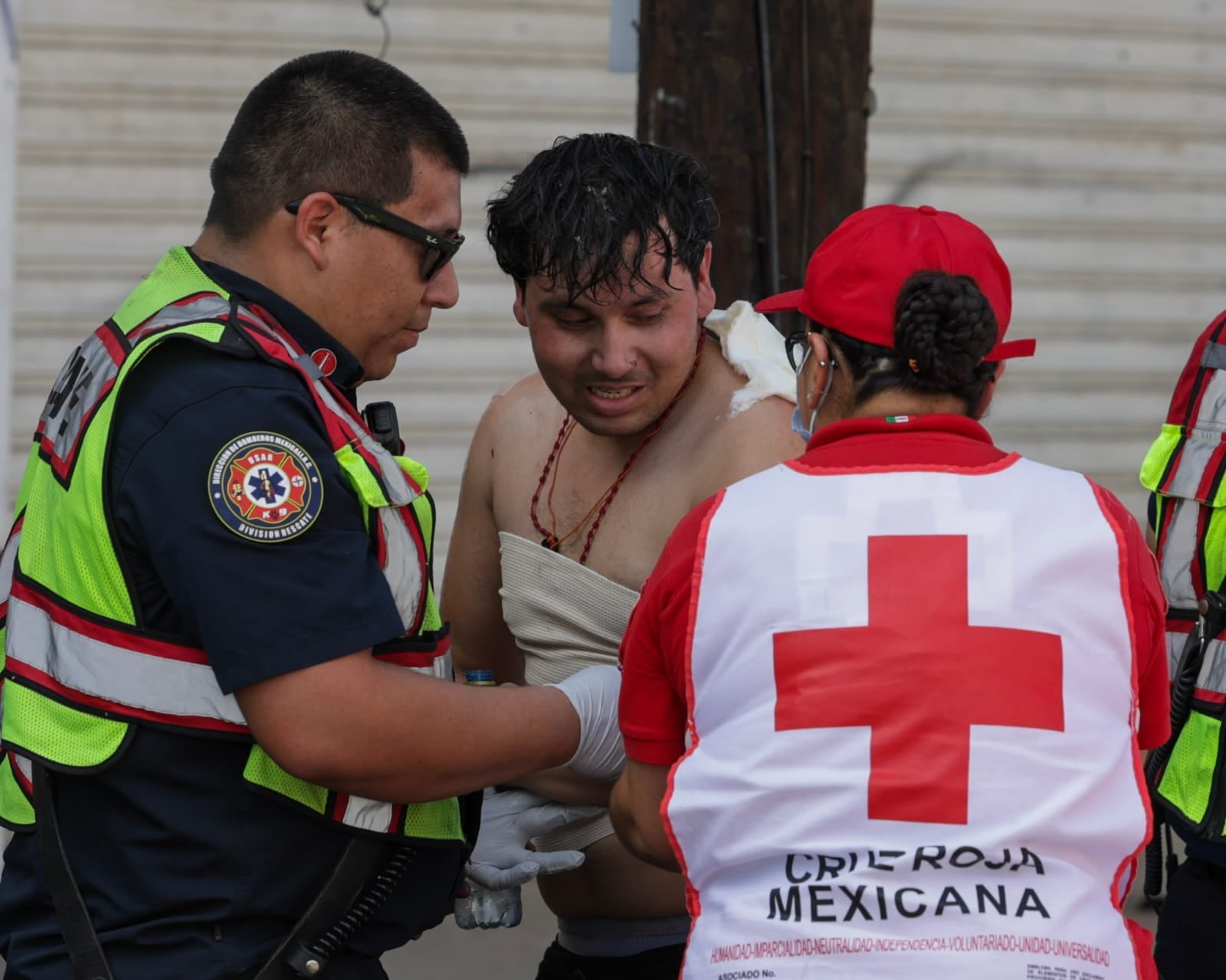 Incendio en zona Centro
Un hombre resultó con graves quemaduras tras ayudar a rescatar a cuatro niños y un adulto mayor durante un incendio registrado en la zona Centro de Mexicali. Permanece hospitalizado y su familia solicita apoyo económico para cubrir los gastos derivados de su recuperación. Foto: Javier Gallegos