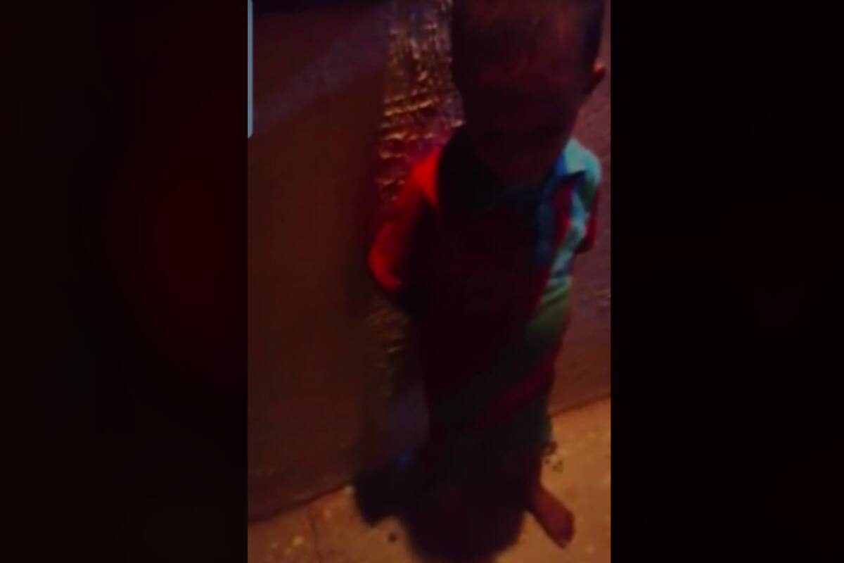 ¡Indignante! Padres obligan a niño de 4 años a pedir dinero, si no trae pasa la noche fuera de la casa sin comer