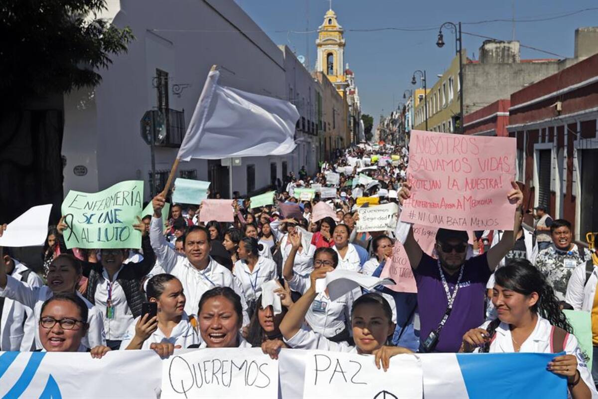 Miles marchan por el asesinato de tres universitarios y conductor en Puebla