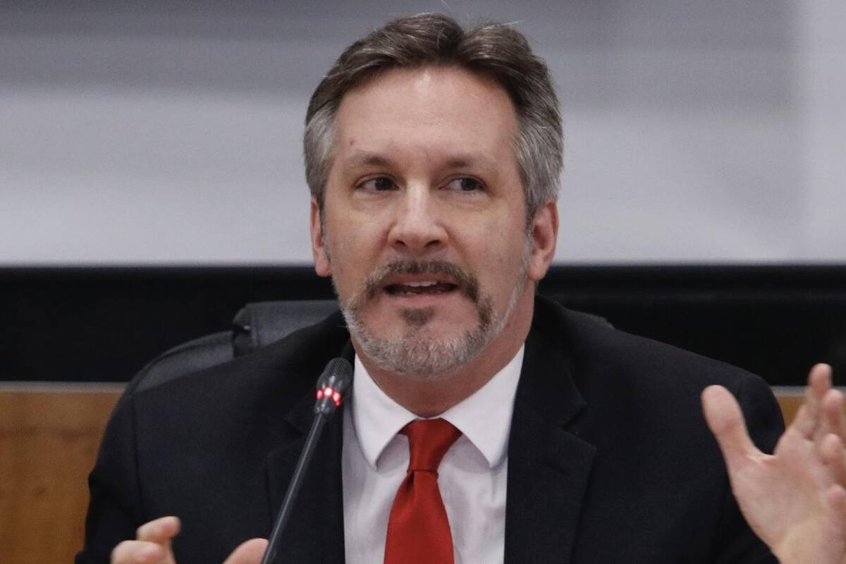 Piden usuarios de redes sociales despido de John Ackerman, tras anuncio de Canal Once de nuevo programa