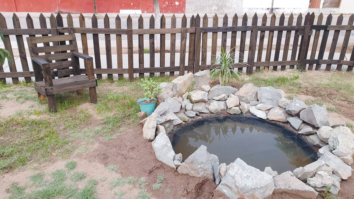 Con materiales reciclables, el parque es un agradable espacio al que las familias se acercan a pasar las tardes.