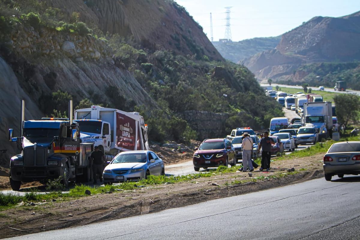 Se vieron involucradas dos unidades, paramédicos atendieron a tres personas. Foto: Border Zoom