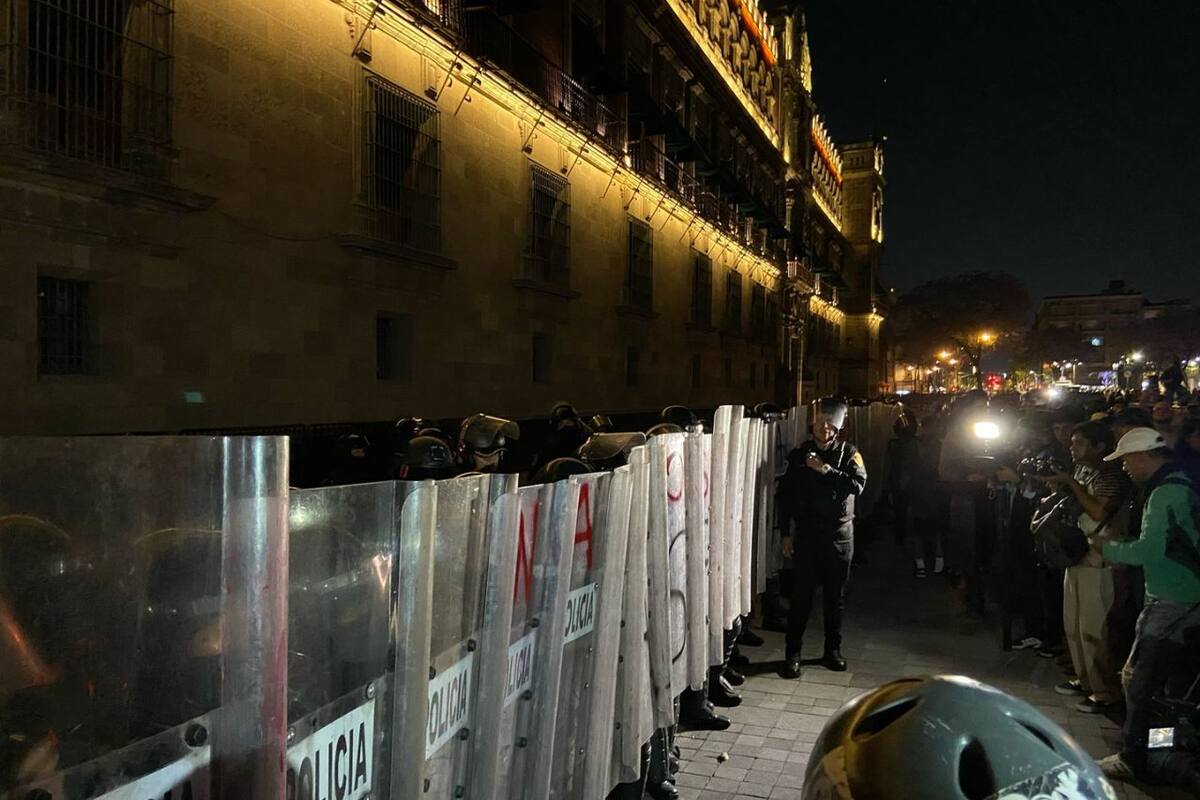 Manifestantes retiran vallas en Palacio Nacional durante protesta por Teuchtitlán; despliegan elementos de seguridad