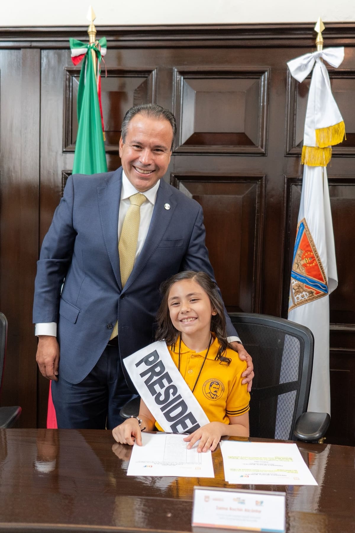 El alcalde Antonio Astiazarán y la niña Zarina Rochín Alcántar. | Especial