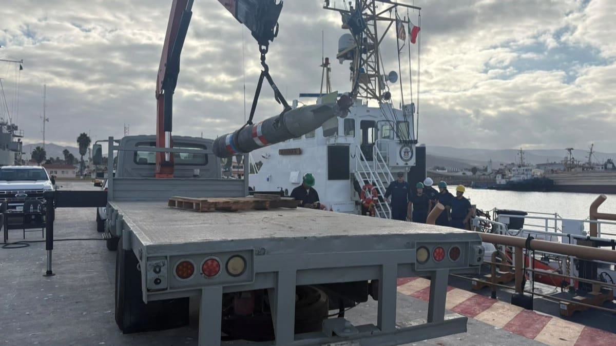 Tras confirmar su origen, la Marina entregó el torpedo de prácticas a personal naval estadounidense para su traslado, luego de localizarlo a la deriva en el Océano Pacífico. (SEMAR)