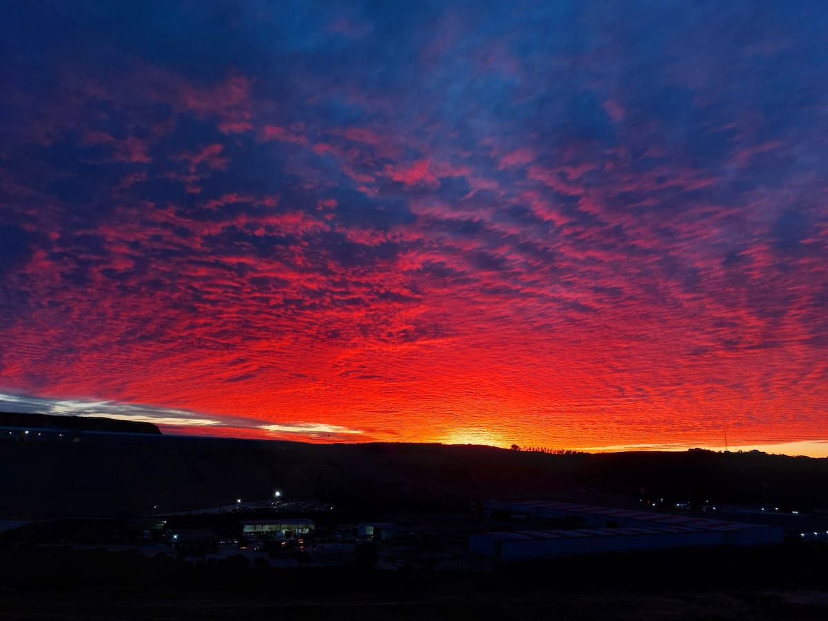 El cielo se tiñó de un rojo intenso, creando la ilusión de un mar rojo. Foto: Sergio Ortiz