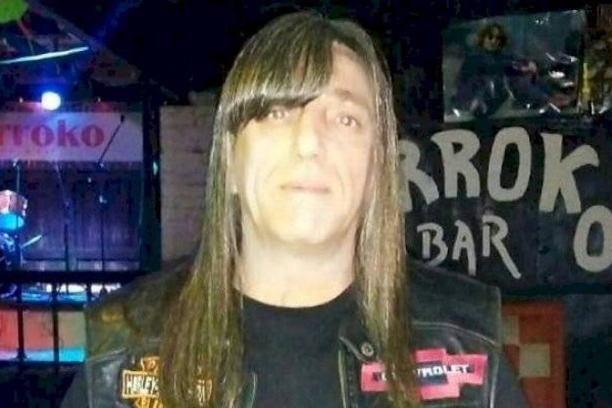 Se vuelve famoso "Chespirito Metalero", lo invitan hacer giras por Latinoamérica