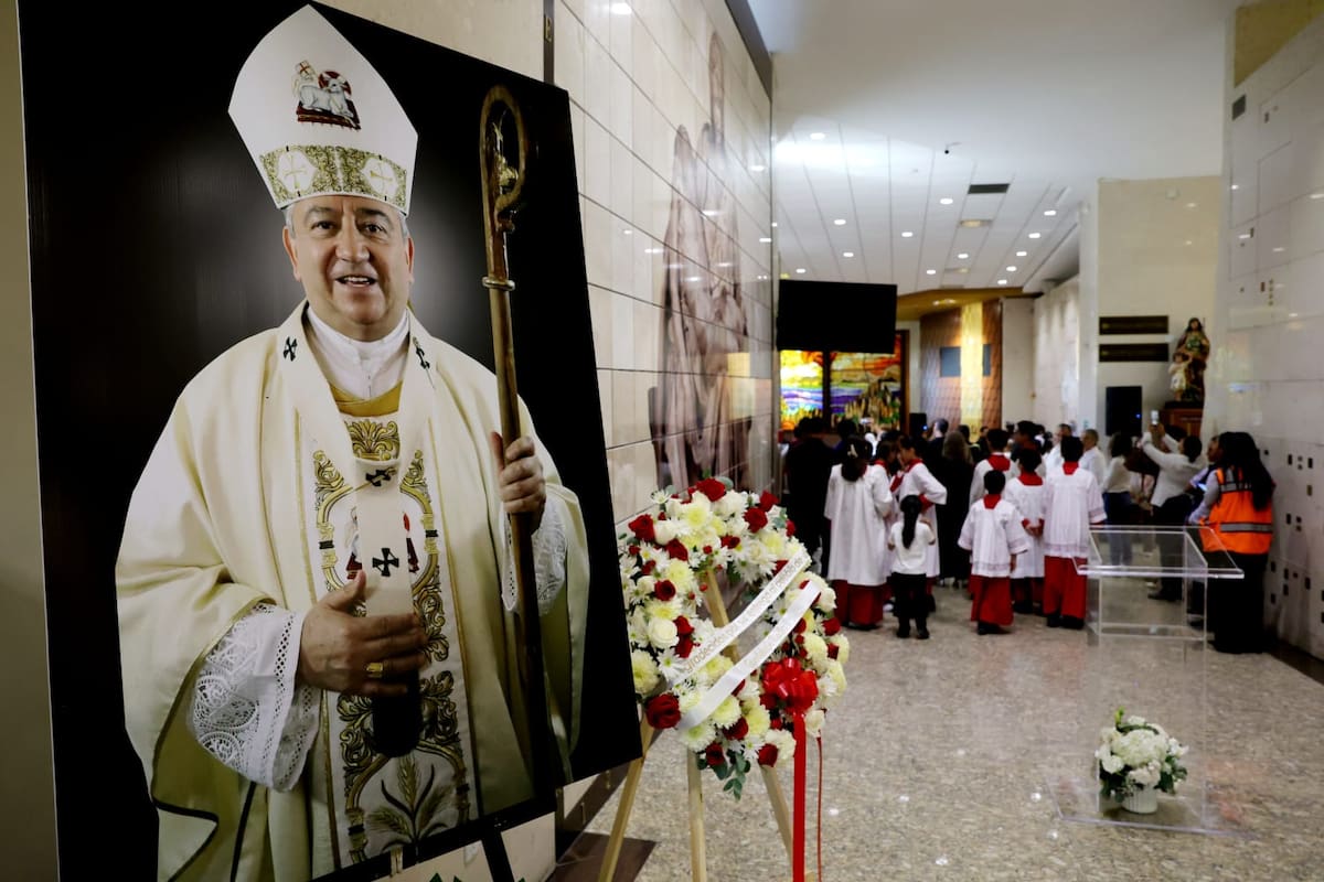 Dan último adiós al arzobispo Francisco Moreno Barrón