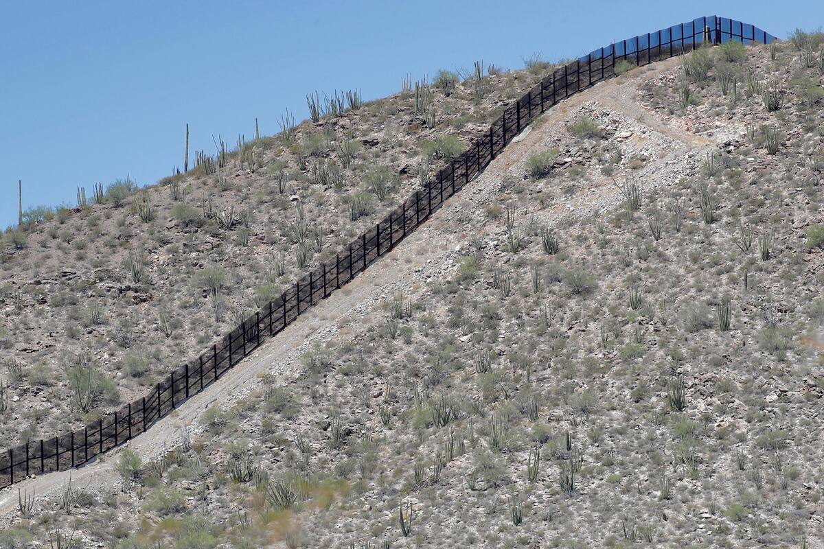 Pentágono de EU aprueba fondos militares para el muro fronterizo de Trump