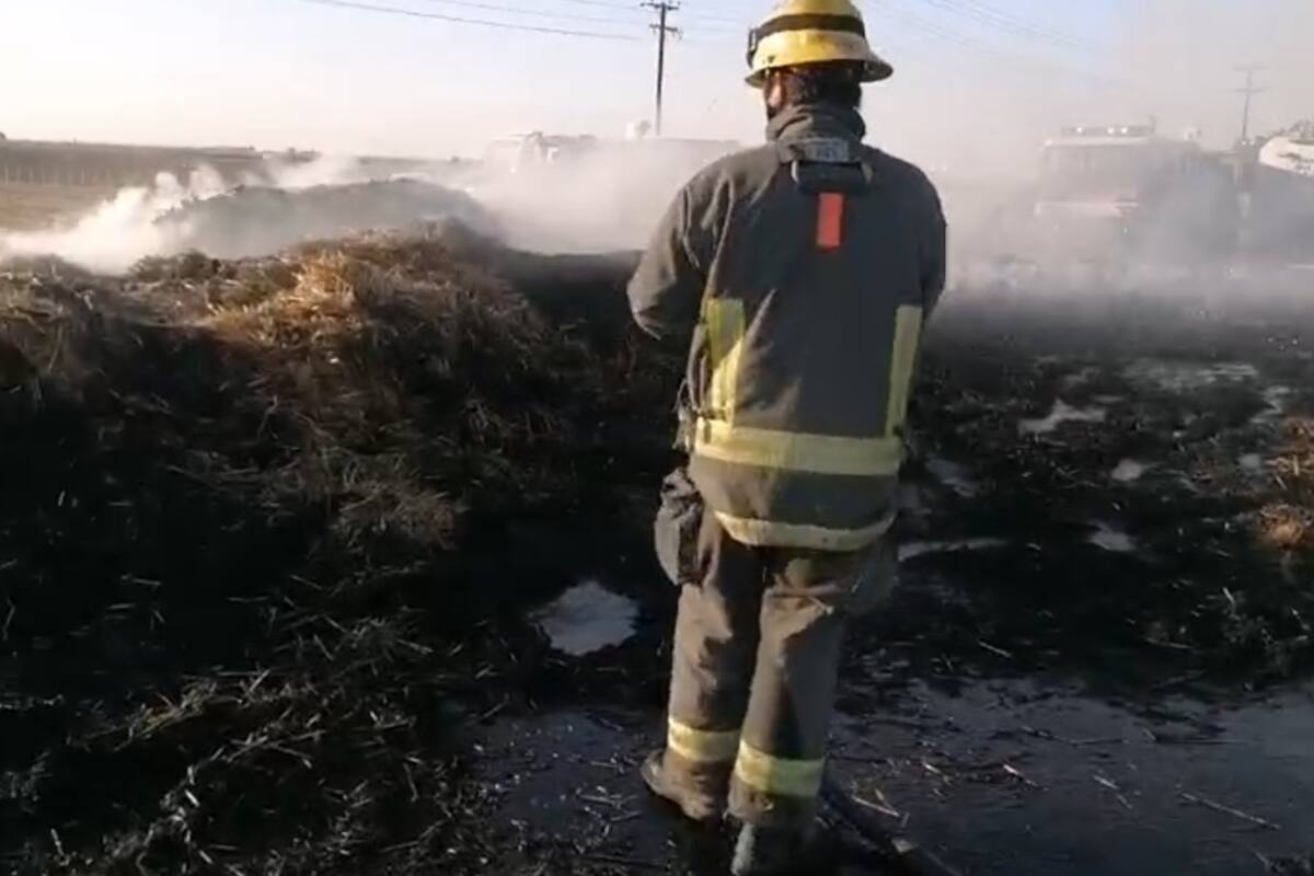 Camión se incendia con cientos de pacas en SLRC